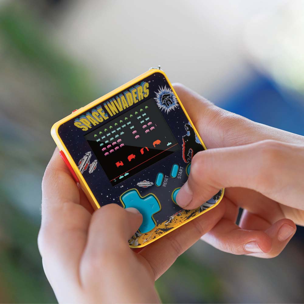 HyperMegaTech! Super Micro Keychain Gamer Console - Space Invaders Edition - Packshot 6