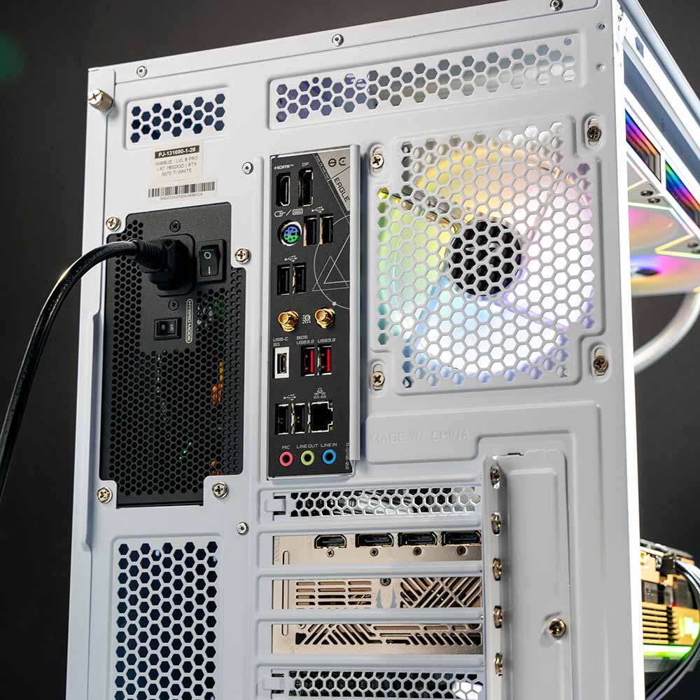 Aftershock NIMBUS PRO Gaming PC / R7 7800X3D | RTX 5070 Ti WHITE - Packshot 4