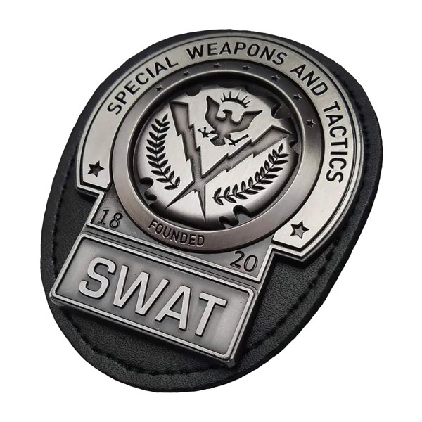DC Comics - The Dark Knight Gotham City SWAT Badge Replica - Packshot 2