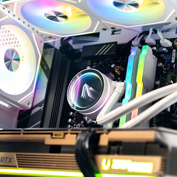Aftershock NIMBUS PRO Gaming PC / R7 7800X3D | RTX 5070 Ti WHITE - Packshot 2