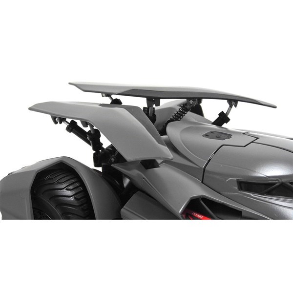 DC Comics - Batman Vs Superman - Batmobile 1/18 Replica - Packshot 5