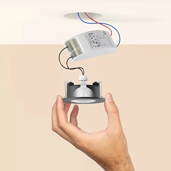 Philips - Hue White Ambiance MR16 Smart Spotlight - Packshot 6