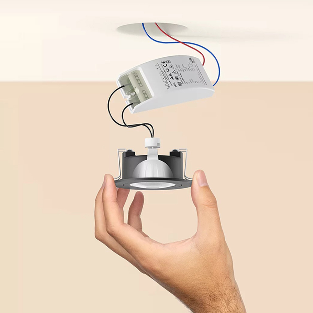 Philips - Hue White Ambiance MR16 Smart Spotlight - Packshot 6