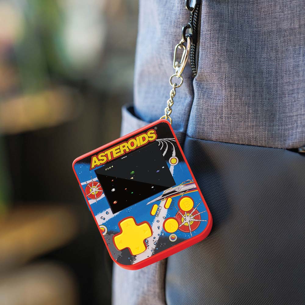 HyperMegaTech! Super Micro Keychain Gamer Console - Asteroids Edition - Packshot 5