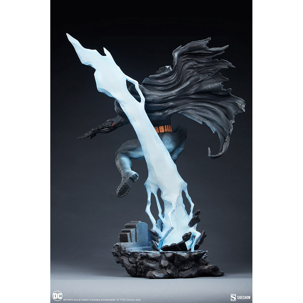 DC Comics - Batman: The Dark Knight Returns Premium Format Statue - Packshot 5