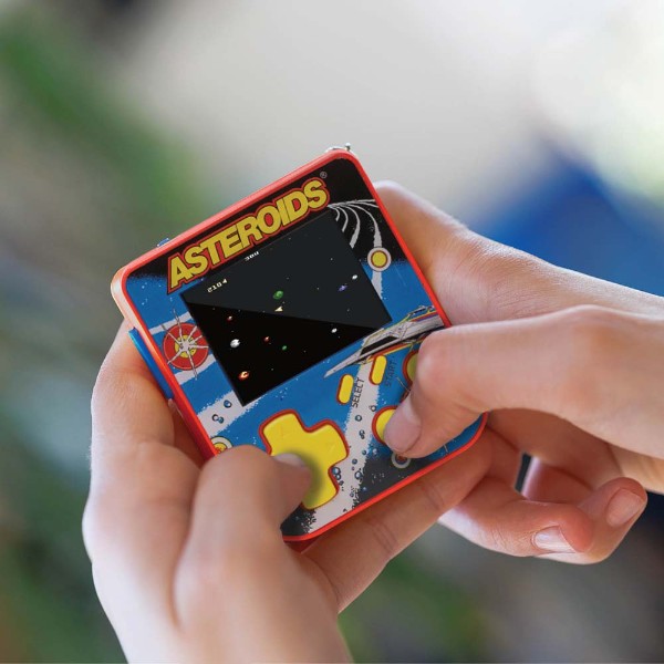 HyperMegaTech! Super Micro Keychain Gamer Console - Asteroids Edition - Packshot 6