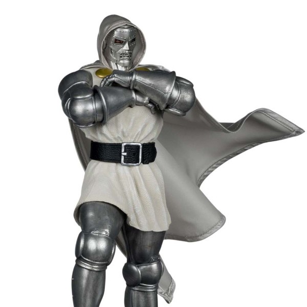 Marvel - Doctor Doom (Future Foundation) Gold Label 1/6th Scale Figure with Comic Book - Packshot 4