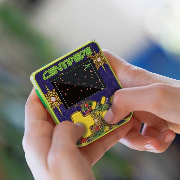 HyperMegaTech! Super Micro Keychain Gamer Console - Centipede Edition - Packshot 6