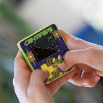 HyperMegaTech! Super Micro Keychain Gamer Console - Centipede Edition - Packshot 6