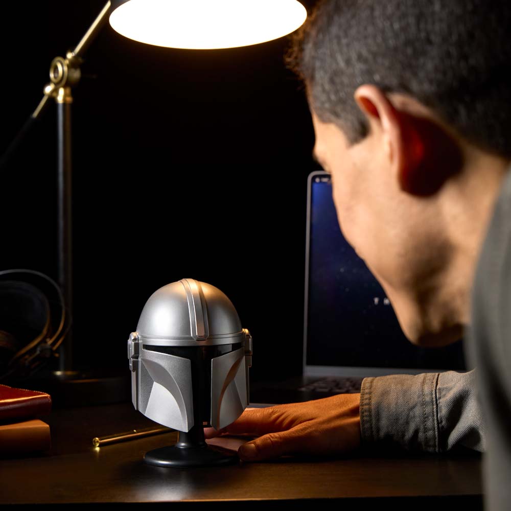 The Mandalorian - The Black Series - The Mandalorian Mini Helmet - Packshot 4