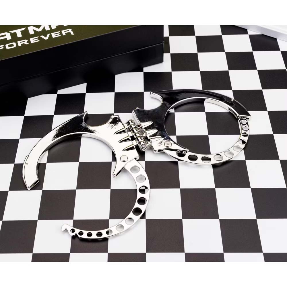 DC Comics - Batman - Batman Forever Bat Cuff Replica Bracelet - Screenshot 3