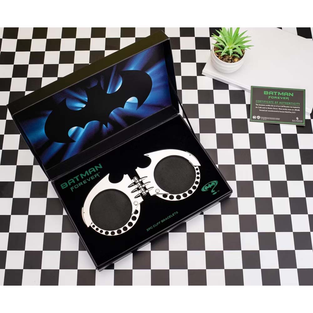 DC Comics - Batman - Batman Forever Bat Cuff Replica Bracelet - Screenshot 2